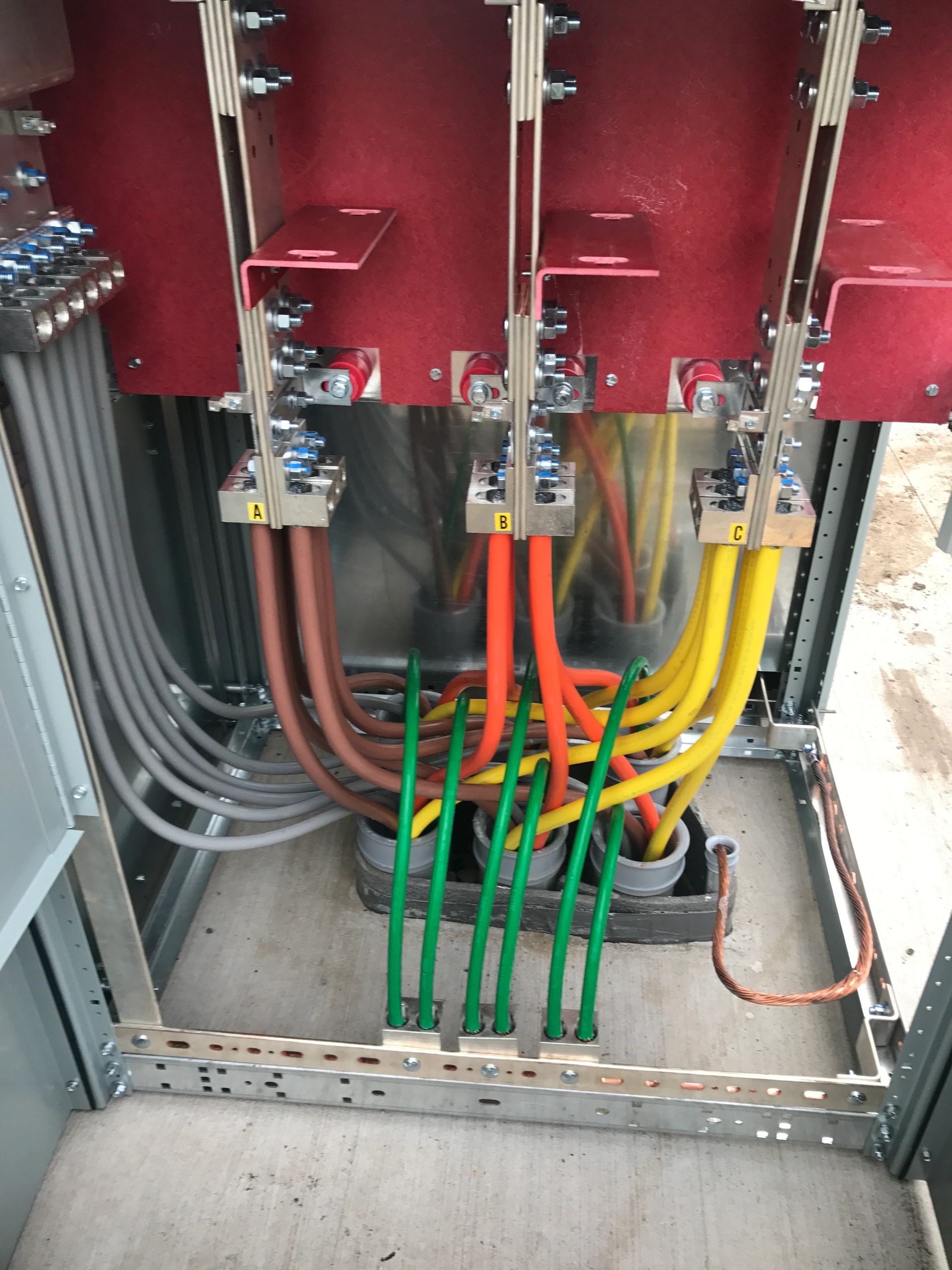 Electrical busbar and cable connections
